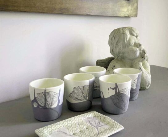 Tasses et porte savon en faience blanche avec decoration ginkgo.